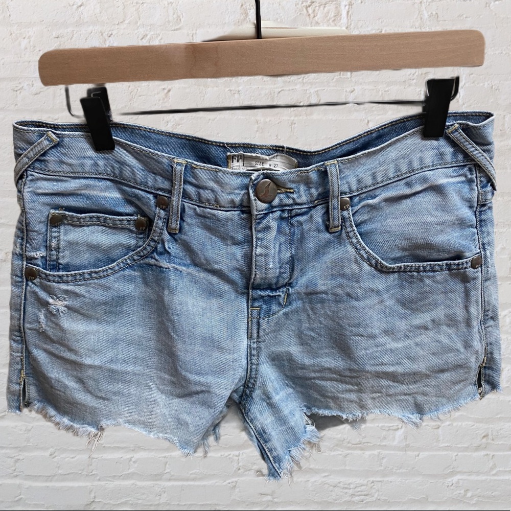 Free People Raw Hem distressed Jean shorts Size 27 - Picture 2 of 12